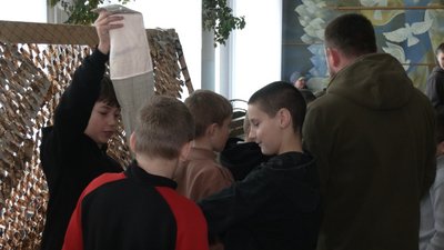 Рівненські нацгвардійці провели заняття для учнів ліцею у селі Грушвиця Перша Рівненські нацгвардійці провели заняття для учнів ліцею у селі Грушвиця Перша