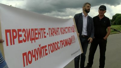Плакати на шляху кортежу. Що Зеленський відповів волинським громадам Плакати на шляху кортежу. Що Зеленський відповів волинським громадам
