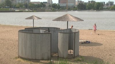 На фото кабінка для перевдягання, яку мають відремонтувати комунальники.