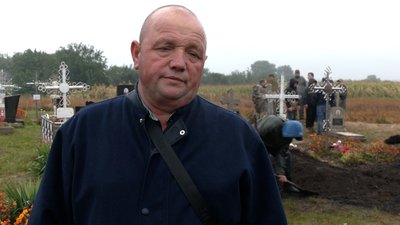 Живий коридор у понад 15 кілометрів: на Ніжинщині попрощалися із загиблим льотчиком Живий коридор у понад 15 кілометрів: на Ніжинщині попрощалися із загиблим льотчиком