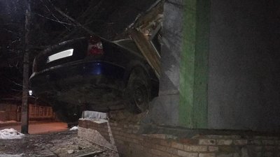 Заїхав у вікно й утік: у Конотопі на Сумщині сталась аварія (ФОТО) Заїхав у вікно й утік: у Конотопі на Сумщині сталась аварія (ФОТО)