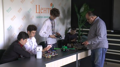 Як троє ліцеїстів та студент Фахового коледжу електронних приладів з Франківська розробили дрон-міношукач Як троє ліцеїстів та студент Фахового коледжу електронних приладів з Франківська розробили дрон-міношукач