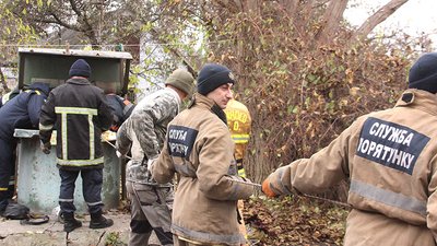 Рятувальники витягують жінку з колодязя