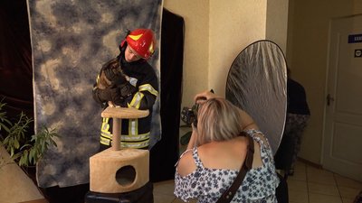 Черкаські рятувальники знялись у доброчинній фотосесії з безпритульними котами Черкаські рятувальники знялись у доброчинній фотосесії з безпритульними котами