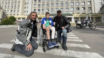 Британські мотомандрівники пожертвують гроші Львівській Лікарні Британські мотомандрівники пожертвують гроші Львівській Лікарні