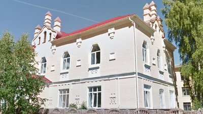 Дерев'яна хата в поєднанні з церковним стилем: український архітектурний модерн на Чернігівщині Дерев'яна хата в поєднанні з церковним стилем: український архітектурний модерн на Чернігівщині