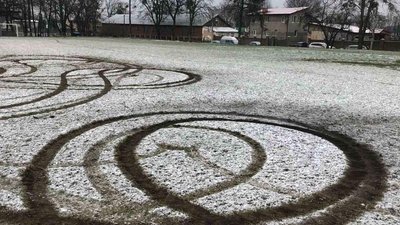 Вночі дрифтували: на Рівненщині невідомі на автівках зіпсували футбольне поле Вночі дрифтували: на Рівненщині невідомі на автівках зіпсували футбольне поле