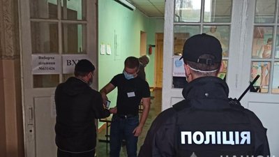 Не відкривався сейф та забули бюлетені: чому на Харківщині три дільниці відкрилися із запізненням Не відкривався сейф та забули бюлетені: чому на Харківщині три дільниці відкрилися із запізненням