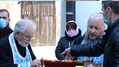 Біля храмів у Житомирі 7-го квітня люди збиралися на церковні обряди Біля храмів у Житомирі 7-го квітня люди збиралися на церковні обряди
