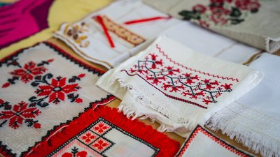 Ланцюг єдності та майстер-класи для дітей. Як у Дніпрі відсвяткували День вишиванки Ланцюг єдності та майстер-класи для дітей. Як у Дніпрі відсвяткували День вишиванки