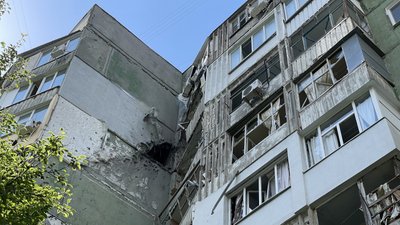 "П'ять секунд і свист над головою — я падаю. Снаряд влучає у 8-й поверх будинку". Очевидці про обстріли у Херсоні "П'ять секунд і свист над головою — я падаю. Снаряд влучає у 8-й поверх будинку". Очевидці про обстріли у Херсоні