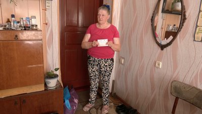 У будинку в Луцьку мешканці самотужки латають дірявий дах