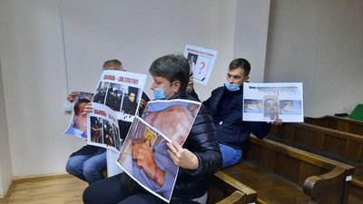 Пікет під тернопільським судом: розглядають справу патрульних через службових повноважень Пікет під тернопільським судом: розглядають справу патрульних через службових повноважень