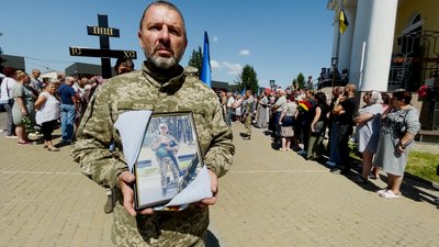"Хлопці, прикрийте, я зараз їх всіх завалю": у Прилуках попрощалися із загиблим кулеметником Вадимом Макухою