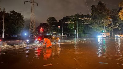Підтоплена вулиця в Одесі через зливу. 30 вересня 2025 року