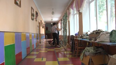 У волонтерському штабі на Тернопільщині переселенцям видають продуктові набори У волонтерському штабі на Тернопільщині переселенцям видають продуктові набори