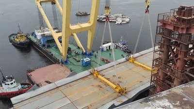 На нижній частині вантового мосту у Запоріжжі змонтували першу секцію