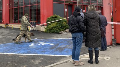 У Миколаєві перевіряють повідомлення про замінування торговельно-розважального центру У Миколаєві перевіряють повідомлення про замінування торговельно-розважального центру