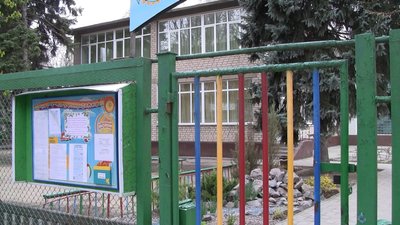 Суд виніс вирок виховательці запорізького дитсадка, в якому дитина випала з вікна другого поверху