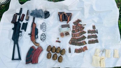 На Франківщині поліцейські виявили замаскований у полі схрон зі зброєю та боєприпасами