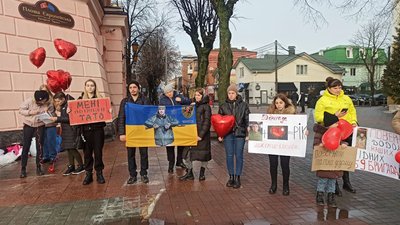 "Не мовчи! Полон вбиває": у Вінниці пройшла акція на підтримку військовополонених "Не мовчи! Полон вбиває": у Вінниці пройшла акція на підтримку військовополонених