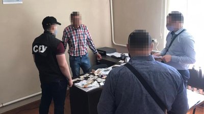 На Прикарпатті старосту та двох депутатів тергромади впіймали на хабарі