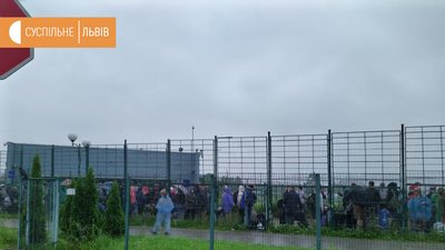 Понад 100 людей очікують на перетин кордону у пунті пропуску "Шегині" Понад 100 людей очікують на перетин кордону у пунті пропуску "Шегині"