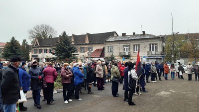 "Це підстава". Жителі Олешанської ОТГ вийшли на мітинг підтримати голову громади "Це підстава". Жителі Олешанської ОТГ вийшли на мітинг підтримати голову громади