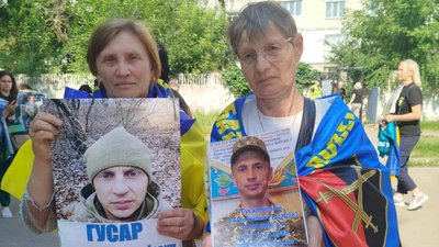 Рідні Віталія Гусаря на мирній акції