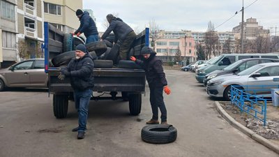 Збирають для екологічної утилізації: у Києві прибирають з дворів вживані автомобільні шини
