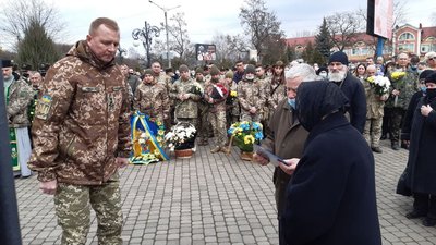 Прийшли попрощатися сотні людей. На Прикарпатті ховають загиблого на Донбасі бійця Прийшли попрощатися сотні людей. На Прикарпатті ховають загиблого на Донбасі бійця