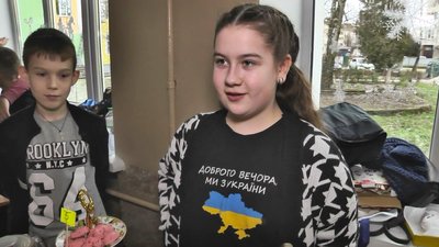 У луцькому ліцеї влаштували ярмарок, щоб зібрати гроші на військові рації У луцькому ліцеї влаштували ярмарок, щоб зібрати гроші на військові рації