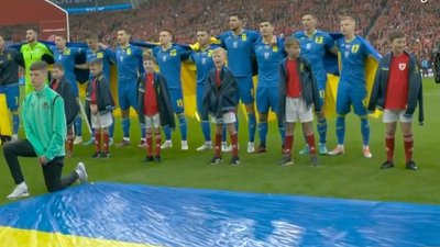 Футболісти України з прапорами вийшли на фінальний матч проти Уельса за вихід на ЧС-2022: фото