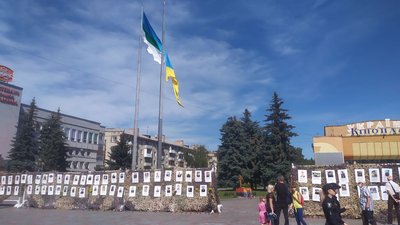 130 портретів Героїв: у Рівному вшановують загиблих на Сході бійців 130 портретів Героїв: у Рівному вшановують загиблих на Сході бійців