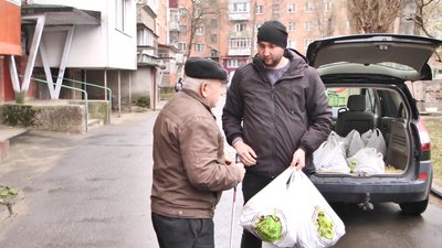 Тим, хто не може прийти за пакунками сам, продуктові набори напередодні Великодня розвозять волонтери. Тим, хто не може прийти за пакунками сам, продуктові набори напередодні Великодня розвозять волонтери.