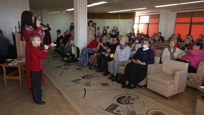 "Людина бачить не очима, а серцем": в обласній бібліотеці Рівного показали інклюзивну виставу
