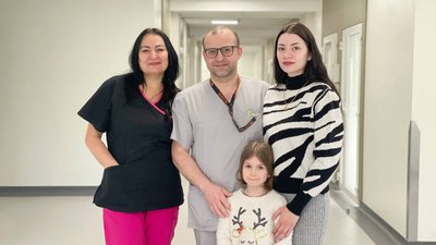 Еліна з мамою та лікарями