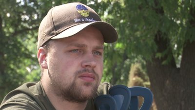 "Кадирівці кинули три гранати – усі влучили в мої ноги". Історія оборонця Маріуполя, що повернувся з російського полону