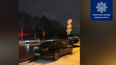 Нетверезий водій зніс стовпці, а патрульним сказав, що чекає на маршрутку
