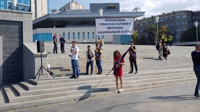Противники KharkivPride обвішали плакатами намет "Все для перемоги" Противники KharkivPride обвішали плакатами намет "Все для перемоги"