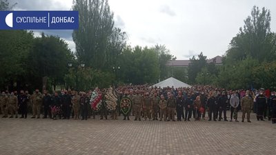 У Сєвєродонецьку прощаються із загиблим командиром батальйону "Луганськ-1" У Сєвєродонецьку прощаються із загиблим командиром батальйону "Луганськ-1"