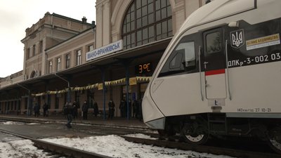 Через Франківськ до гірських курортів вперше проїхав потяг Львів – Ясіня: як це відбувалося Через Франківськ до гірських курортів вперше проїхав потяг Львів – Ясіня: як це відбувалося