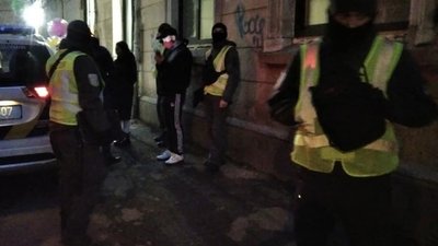 У Франківську муніципали оштрафували нелегальних продавців повітряних кульок У Франківську муніципали оштрафували нелегальних продавців повітряних кульок