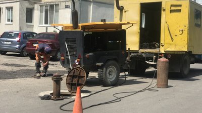 "Лилася водоспадом". У Франківську на дорогу майже два тижні витікає водопровідна вода "Лилася водоспадом". У Франківську на дорогу майже два тижні витікає водопровідна вода
