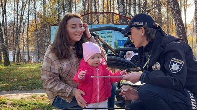 Поліцейські Тернополя роздавали світловідбивачі Поліцейські Тернополя роздавали світловідбивачі