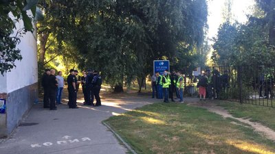 В суді, де обиратимуть запобіжні заходи підозрюваним в стрільбі під Харковом, посилили безпеку В суді, де обиратимуть запобіжні заходи підозрюваним в стрільбі під Харковом, посилили безпеку