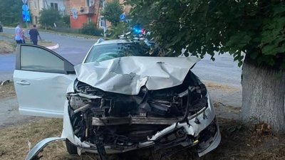 Автівка після ДТП, яке сталось у Понінках