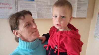 Дворічний хлопчик, якого розшукали в лісі на Київщині, поки залишиться в лікарні