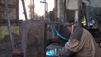 Щодня працює у майстерні: вінничанин виготовляє буржуйки для захисників