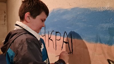 У місті на Львівщині мешканці та вимушені переселенці розмальовують бомбосховища У місті на Львівщині мешканці та вимушені переселенці розмальовують бомбосховища